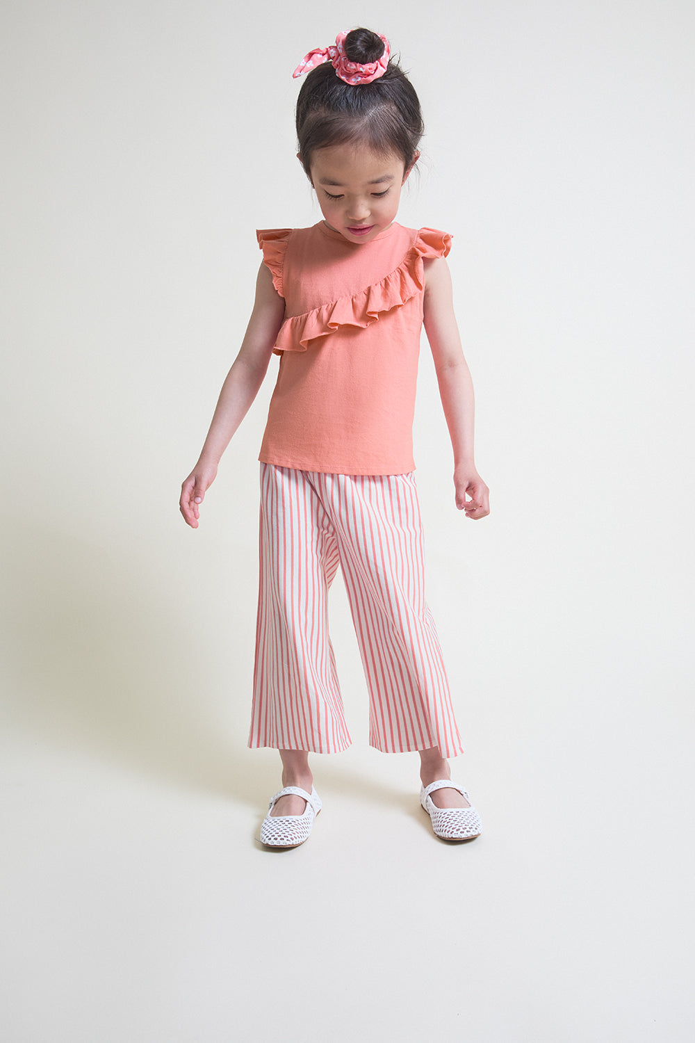 Conjunto niña camiseta coral con volante y pantalón rayas
