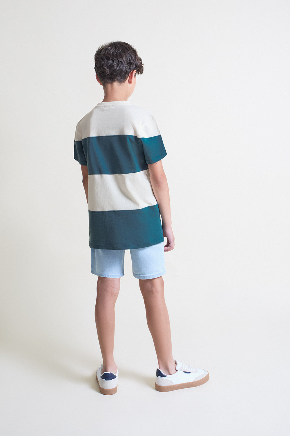 Camiseta niño azul y crudo de bloques de color