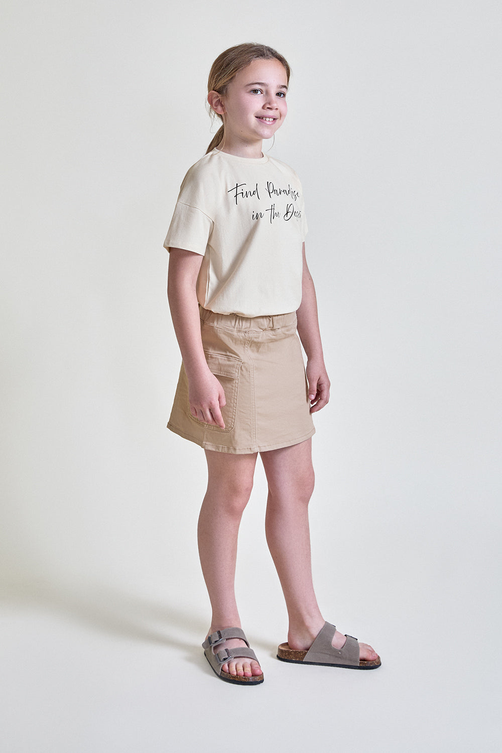 Falda niña beige estilo cargo con bolsillos