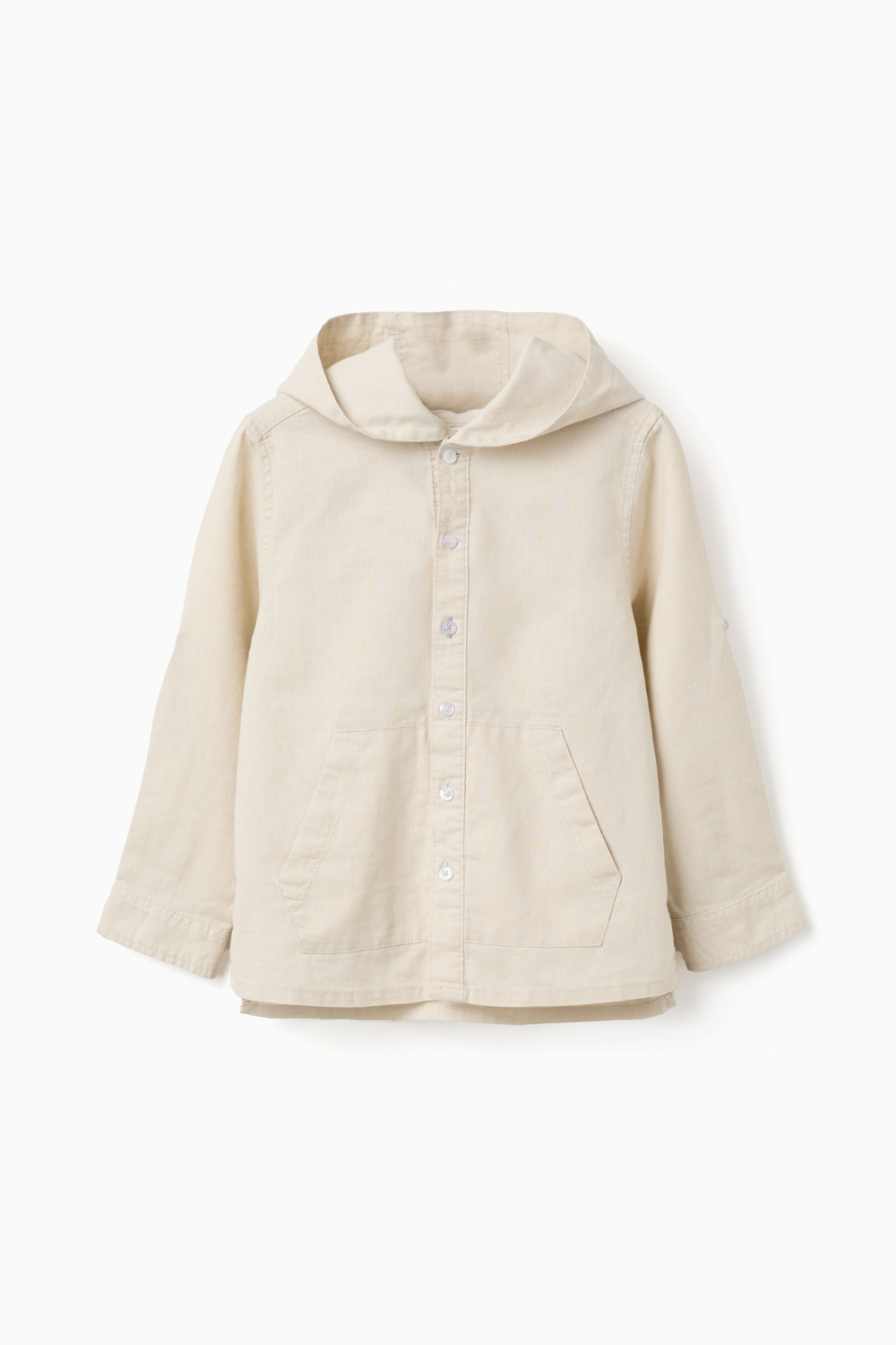 Camisa infantil beige con capucha, botones delanteros y bolsillos, ideal como chaqueta ligera para niño en entretiempo.