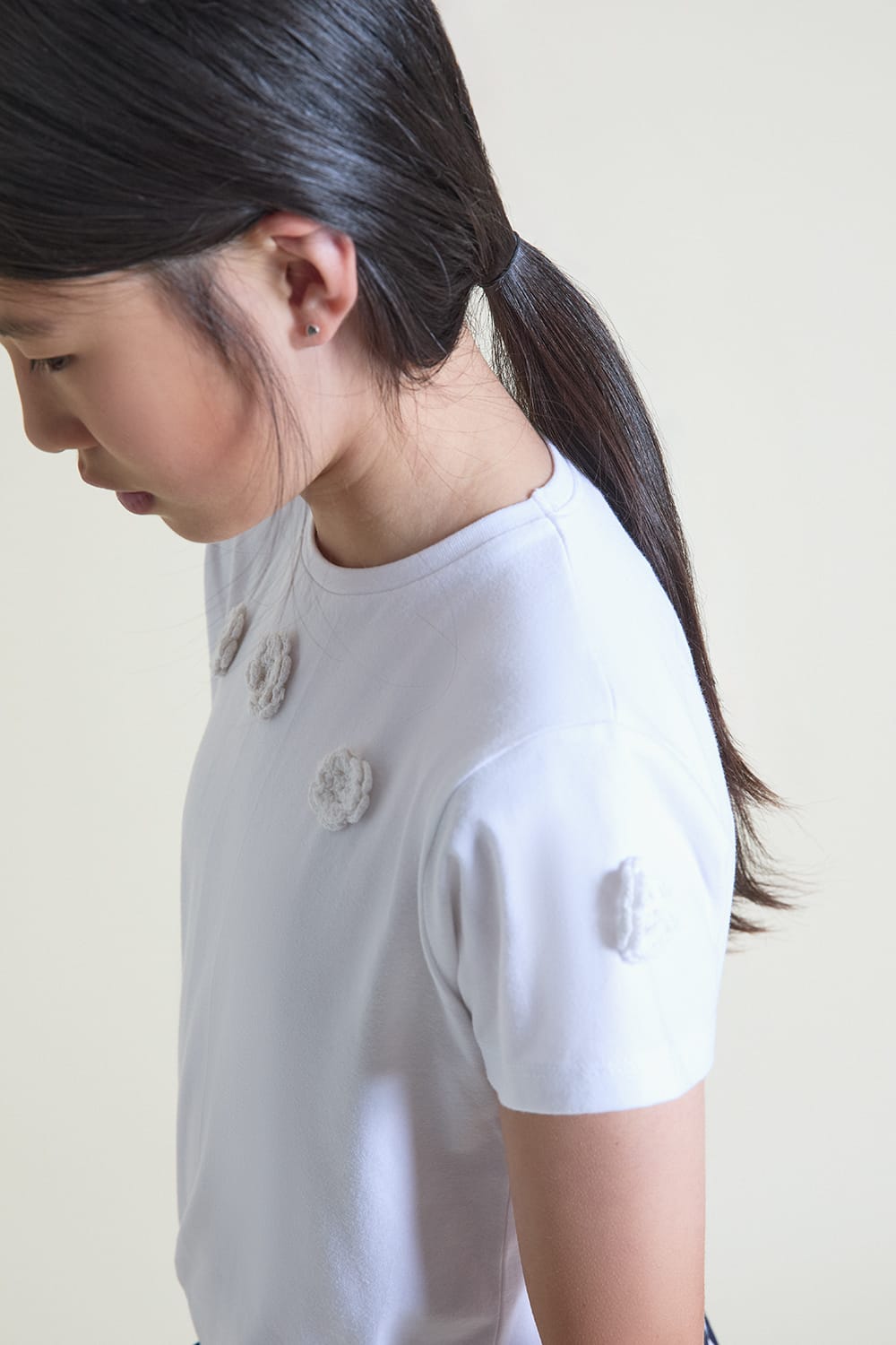 Camiseta niña blanca Flores Relieve