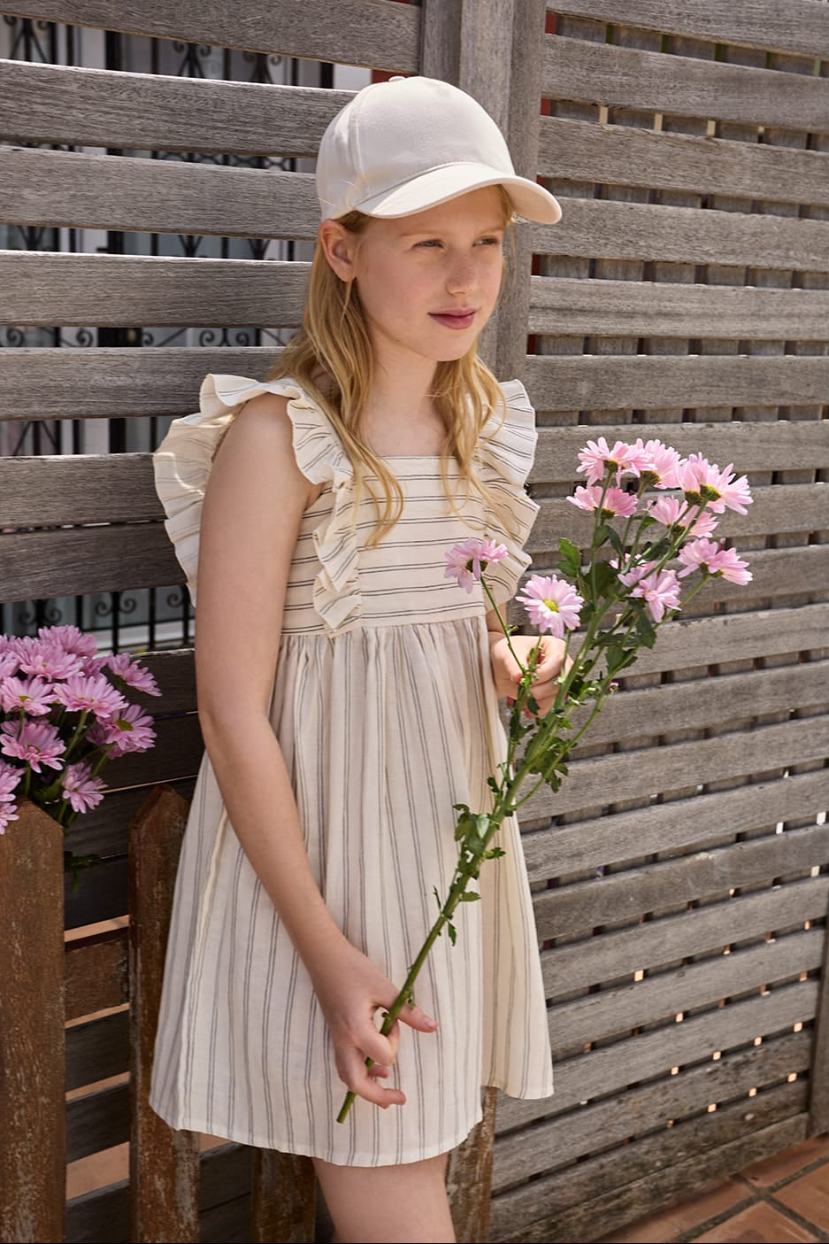 Vestdo niña beig con Volantes