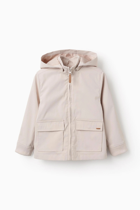 Chaqueta infantil beige con capucha y cremallera, chaqueta de entretiempo para niño elegante y cómoda.