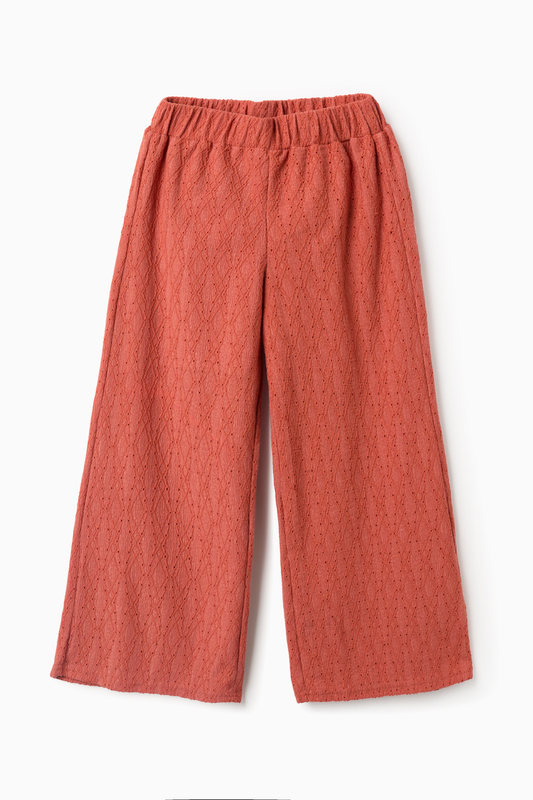 Pantalón infantil caldera para niña con cintura elástica y tejido calado, cómodo y ligero para primavera y verano.