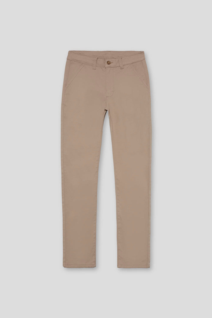 Pantalón infantil color beige estilo chino con bolsillos laterales y cierre de botón, ideal para looks elegantes o casuales.