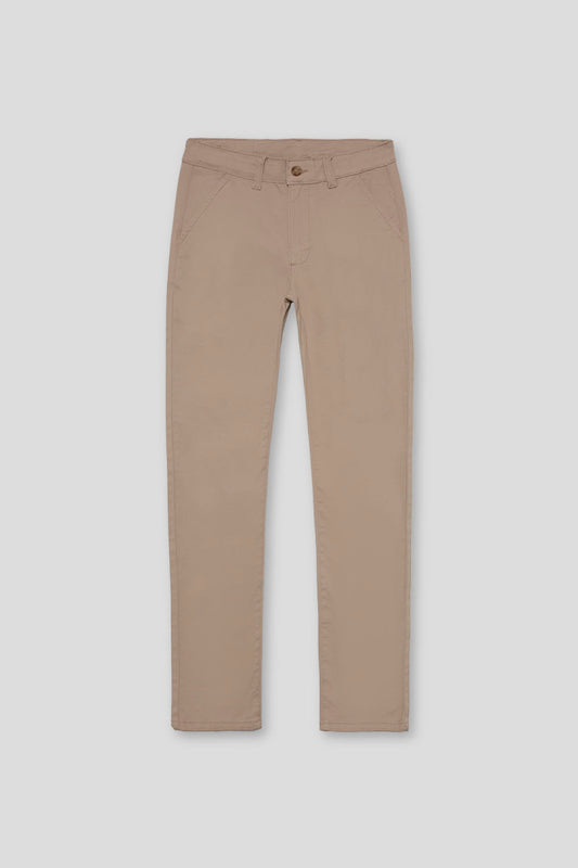 Pantalón infantil color beige estilo chino con bolsillos laterales y cierre de botón, ideal para looks elegantes o casuales.