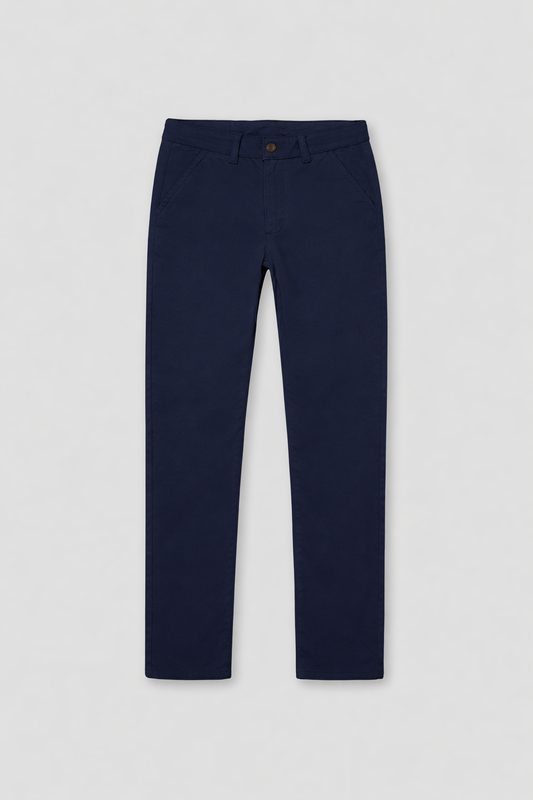 Pantalón infantil color azul marino estilo chino con bolsillos laterales y cierre de botón, ideal para looks arreglados o casuales.